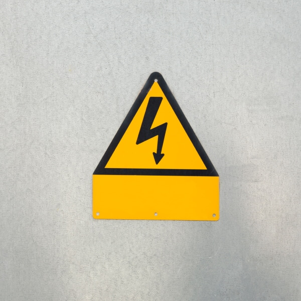 Un ensemble de panneaux de sécurité comprenant des symboles d'avertissement triangulaires jaunes pour l'électricité et les sols glissants, ainsi que des symboles d'interdiction circulaires rouges.