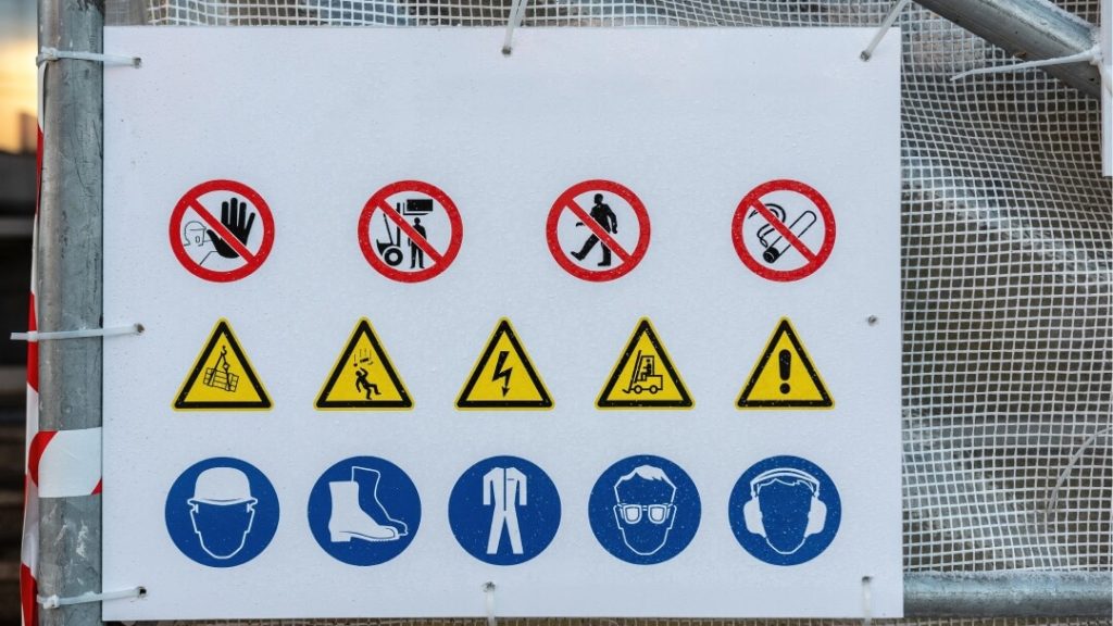 Une collection de panneaux de sécurité circulaires bleus et blancs affichant des icônes pour l'équipement de protection obligatoire, notamment les casques, les gants et les protections auditives.