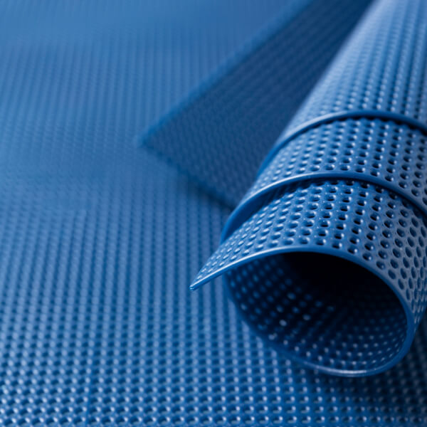 Un ensemble d'équipements de protection individuelle comprenant un casque, des gants et des lunettes de sécurité.