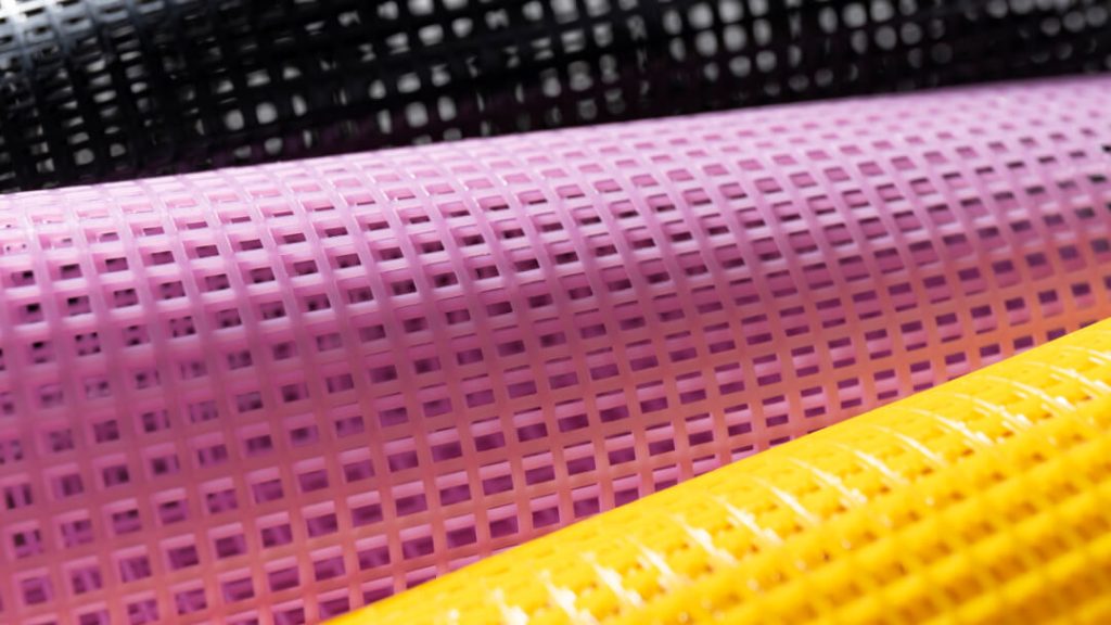 Gros plan sur des rouleaux de tapis en caoutchouc industriel colorés pour la sécurité.