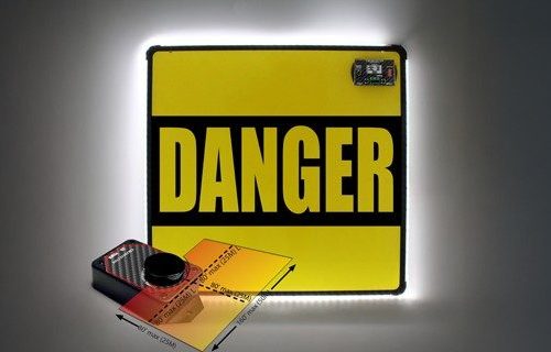 Combinaison de capteurs de présence compacts avec panneau DEL 24 pouces et alarme sonore interne