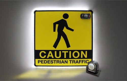 Combinaisons de panneaux DEL double face avec détection des piétons